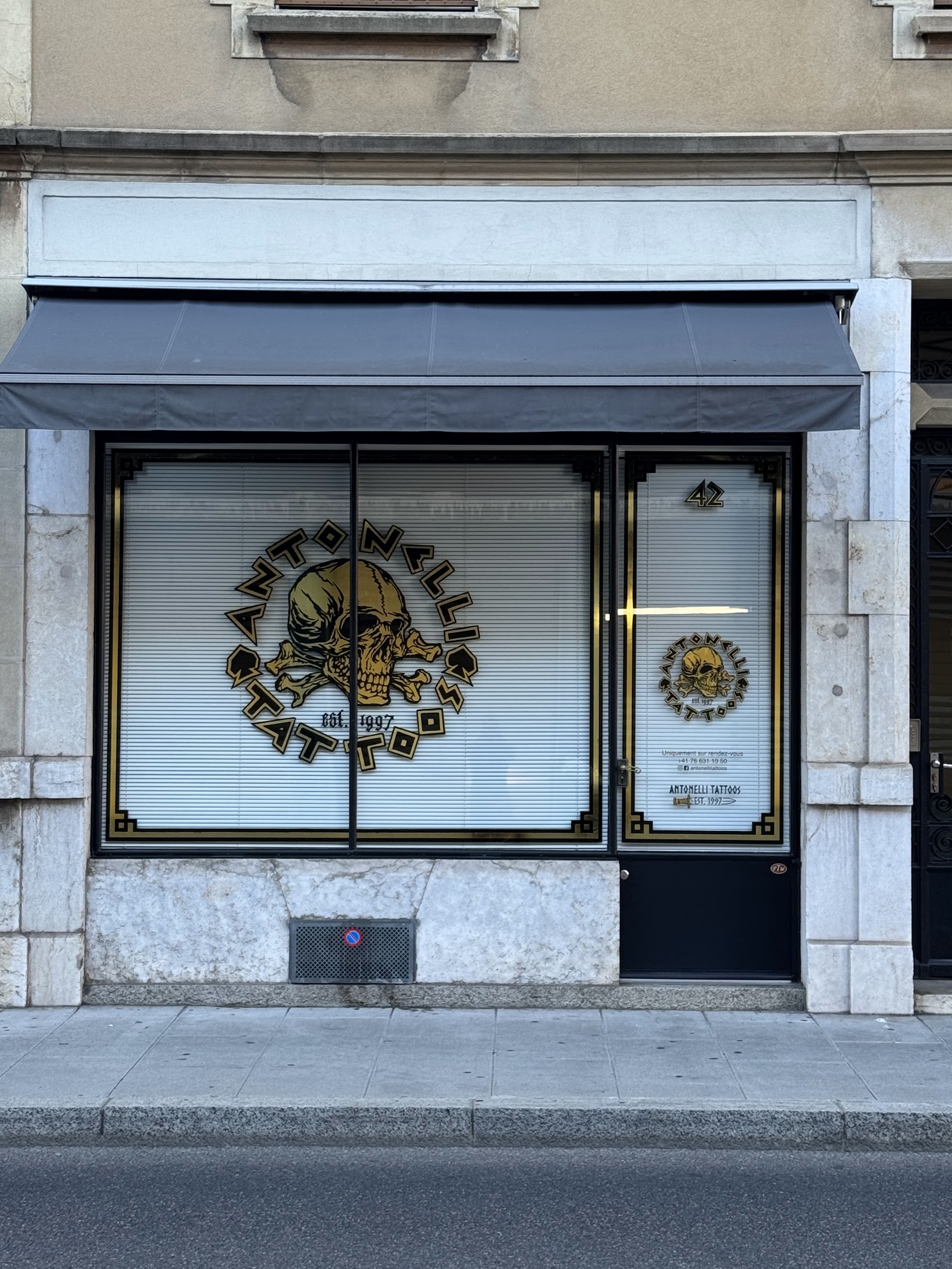 Antonelli dans son atelier de tatouage &agrave; Plainpalais, Gen&egrave;ve