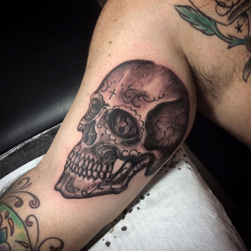 Tatouage solid blackwork par Antonelli