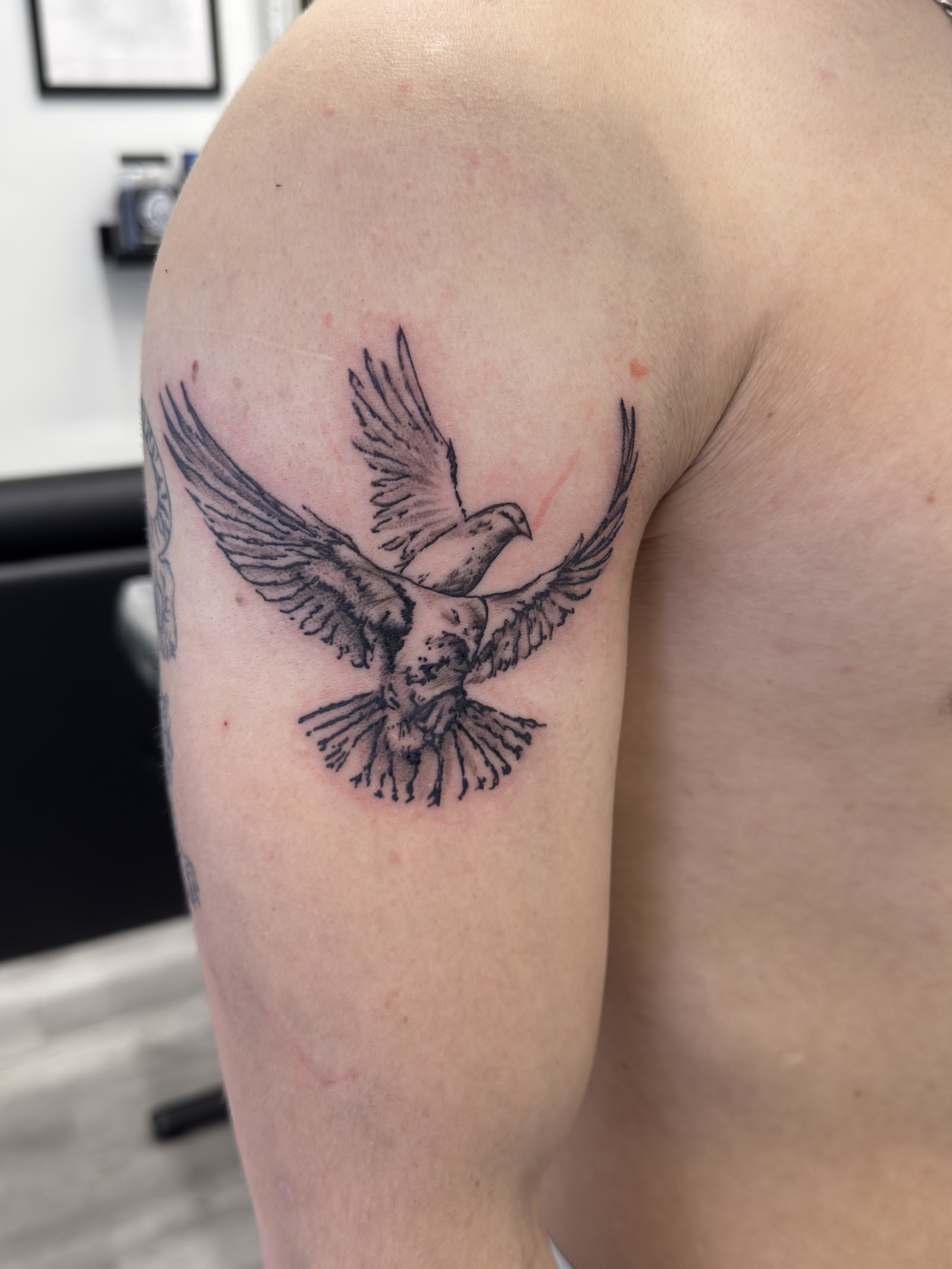 Tatouage floral d&eacute;licat par Antonelli